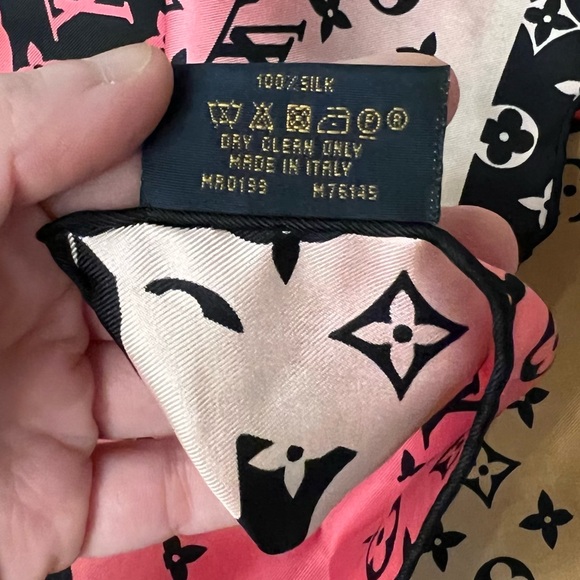 Authentic Louis Vuitton Scarf Bandana Rising Confidential Monogram M76145 Silk - Picture 15 of 16